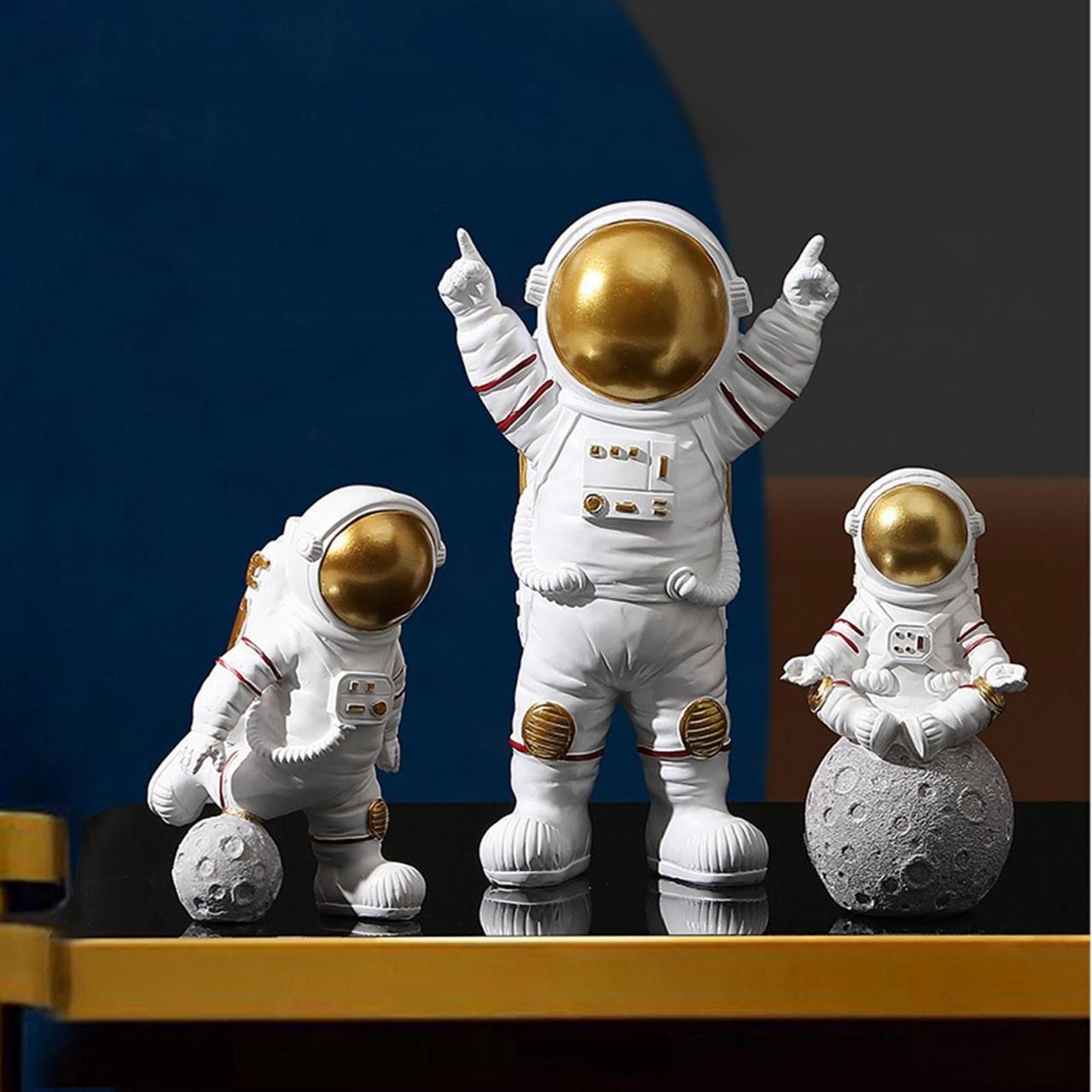 Galactic Explorer Astronaut Figurine Set – 4-Piece Cosmic Decor for Home and Office